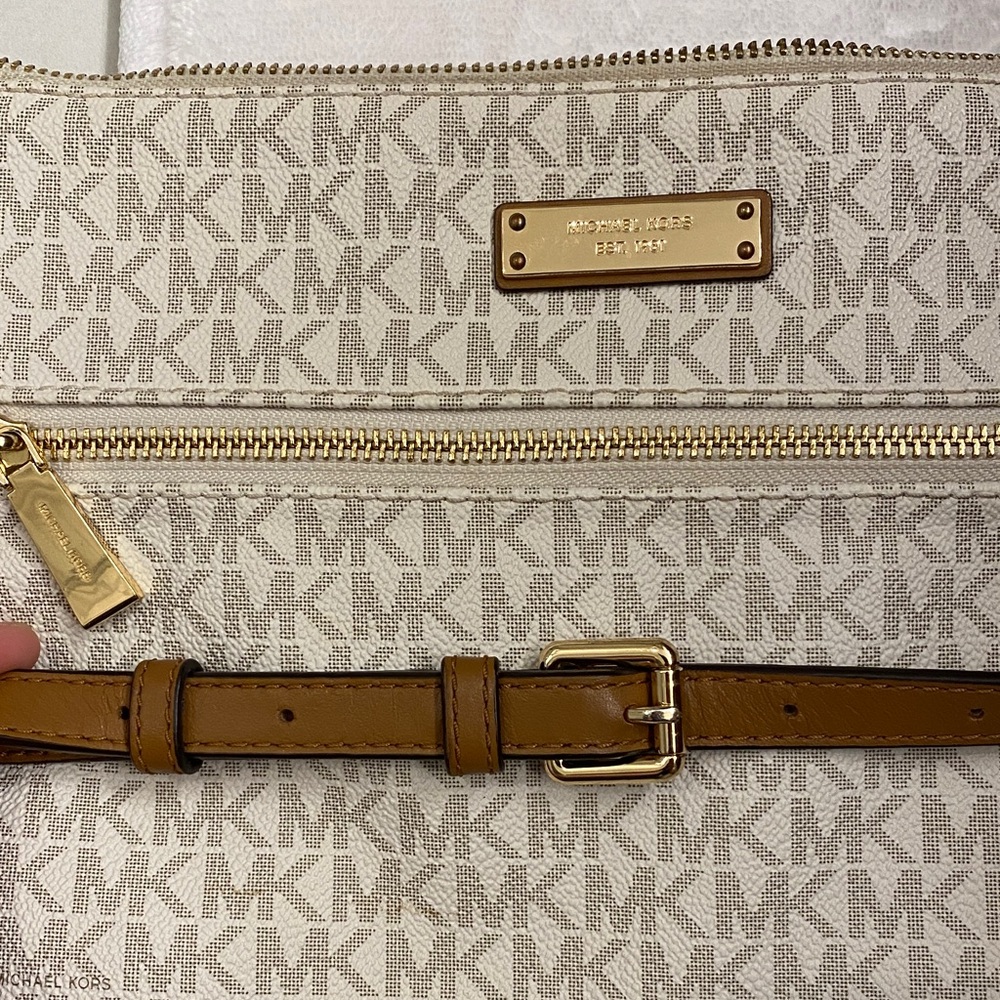 Michael Kors Crossbody Bag in cream - Picture 7 of 8